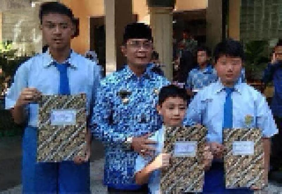 Penerimaan Penghsargaan Olimpiade Sains Nasional (OSN) Oleh Walikota Mataram dalam rangka Hari Pendidikan Nasional 2019