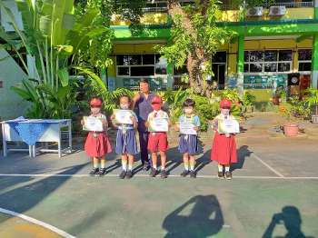 Penyerahan Hadiah Apresiasi &quot;Kreasi &amp; Ekspresi&quot; Lomba Membaca Biografi Kartini &amp; Quiz Kahoot Kartini Day SD Kristen Aletheia