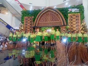Tampilan Aletheia Choir dengan membawakan lagu &quot;Saya Pasti Bisa&quot; di Lombok Epicentrum Mall