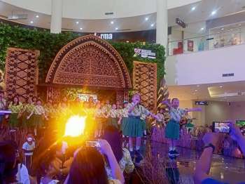 Tampilan Aletheia Choir dengan membawakan lagu &quot;Kita Pasti Bisa&quot; di Lombok Epicentrum Mall
