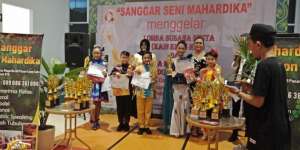 LOMBA MODELLING BUSANA KHAS NTB DI TRANSMART MATARAM TAHUN 2018